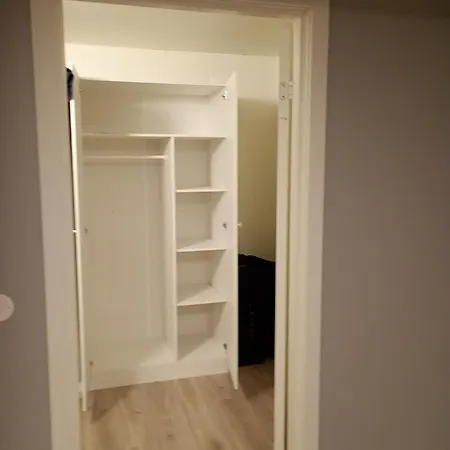 комната в апартаментах с террасой и барбекю в саду Quarto em Acomodações Particulares *